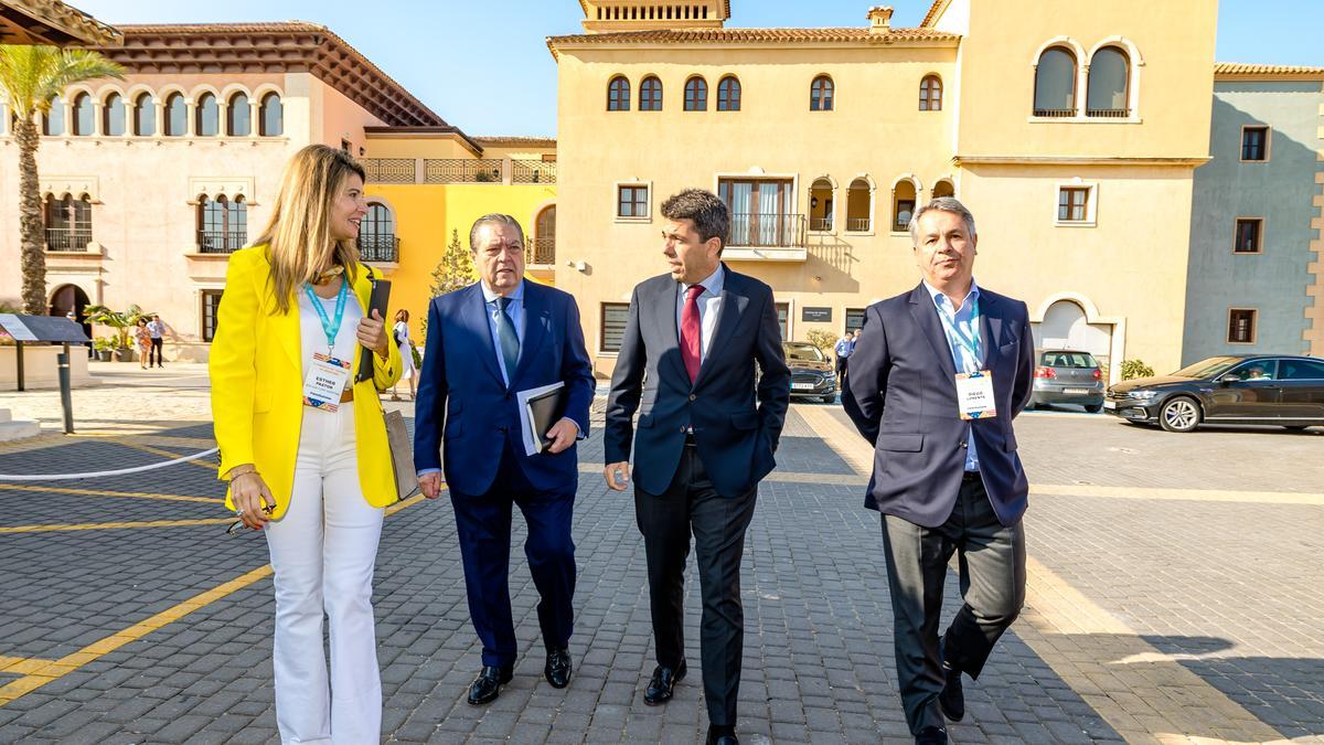 Carlos Mazón, junto a Vicente Boluda, Esther Pastor y Diego Lorente ayer, a su llegada a la jornada de la Asociación Valenciana de Empresarios (AVE).