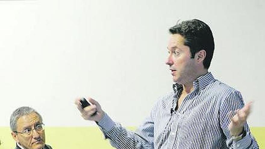 Ignacio Cirac, durante su conferencia en la Facultad de Ciencias de Oviedo. En primera fila, el profesor Miguel Ferrero.