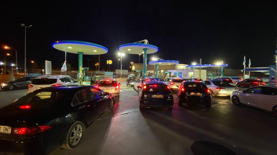 La psicosis por los altos precios de la gasolina provoca largas colas en las estaciones de servicio de Mallorca