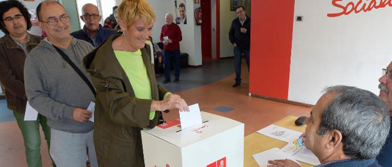 Una militante vota ayer en la sede electoral del PSOE  de la capital
