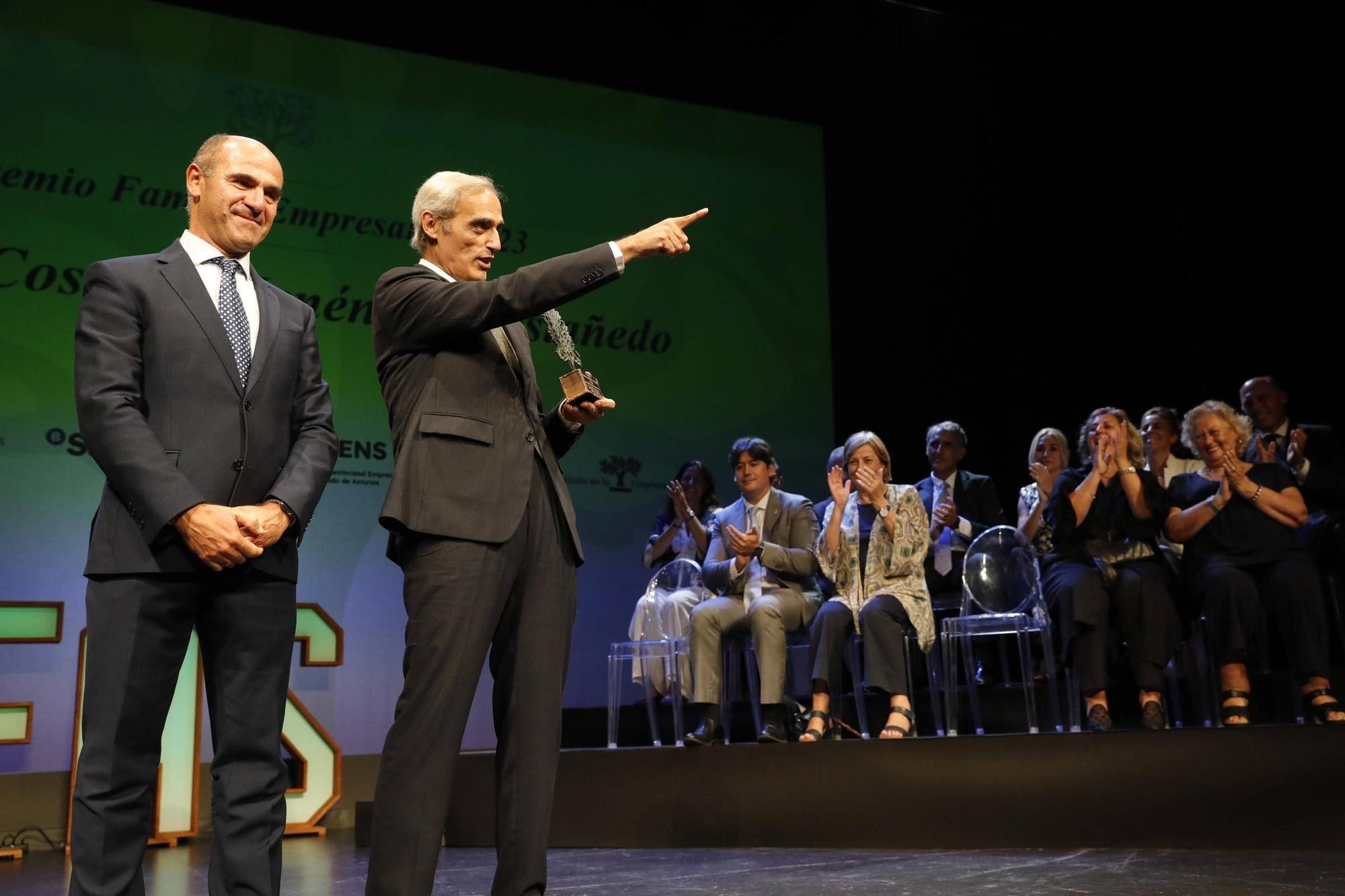 Entrega del premio "Familia Empresaria" a la familia Cosmen Menéndez-Castañedo