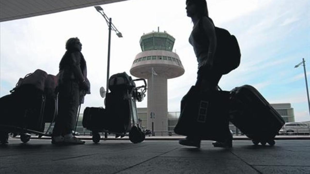 El regreso 8 Viajeros en el aeropuerto de El Prat.