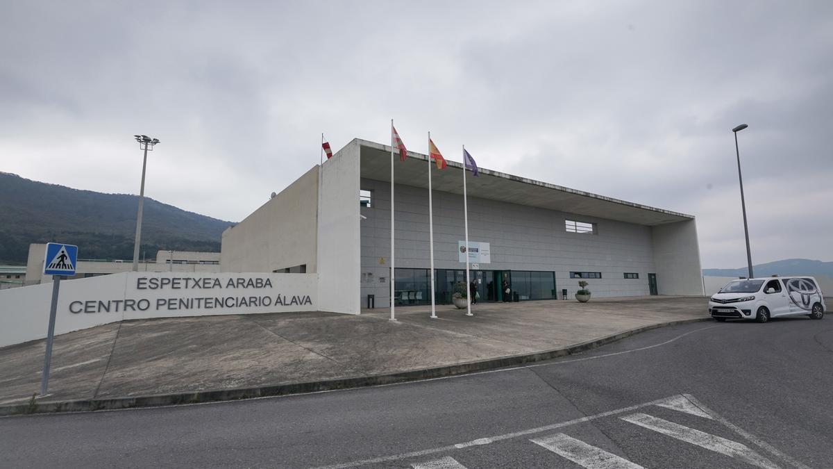 Entrada del centro penitenciario de Zaballa, en Álava.