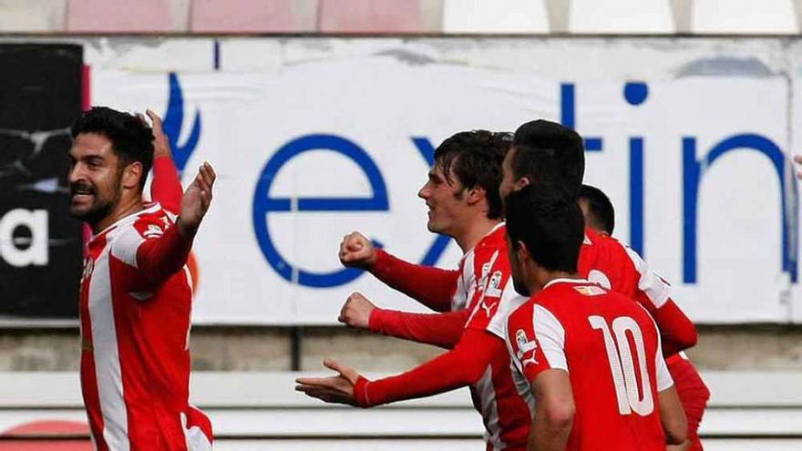 Los jugadores corren hacia Nata tras el gol.