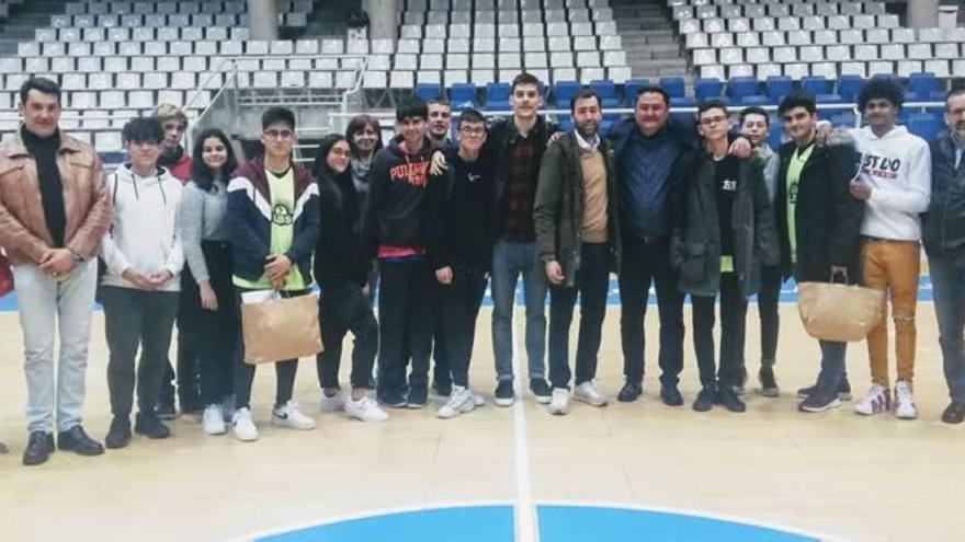 El yeclano Chumi, padrino de la Liga de Baloncesto de Secundaria