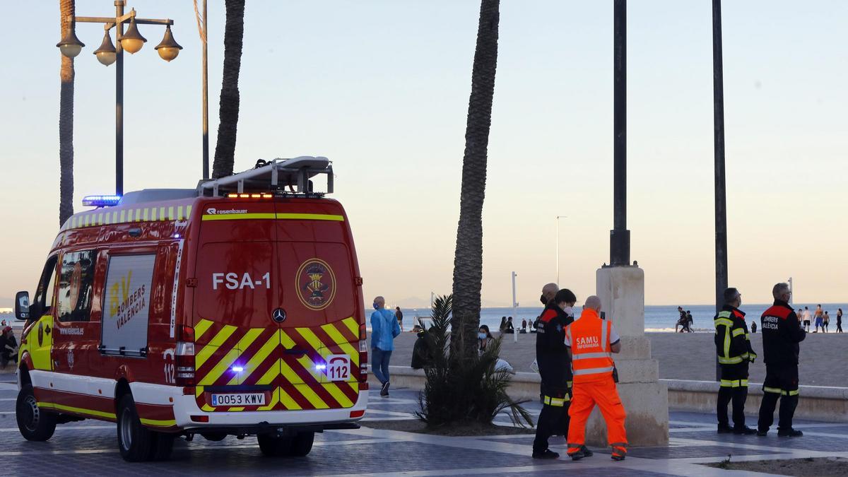 Buscan a un joven desaparecido en el agua de la playa de la Malva-rosa