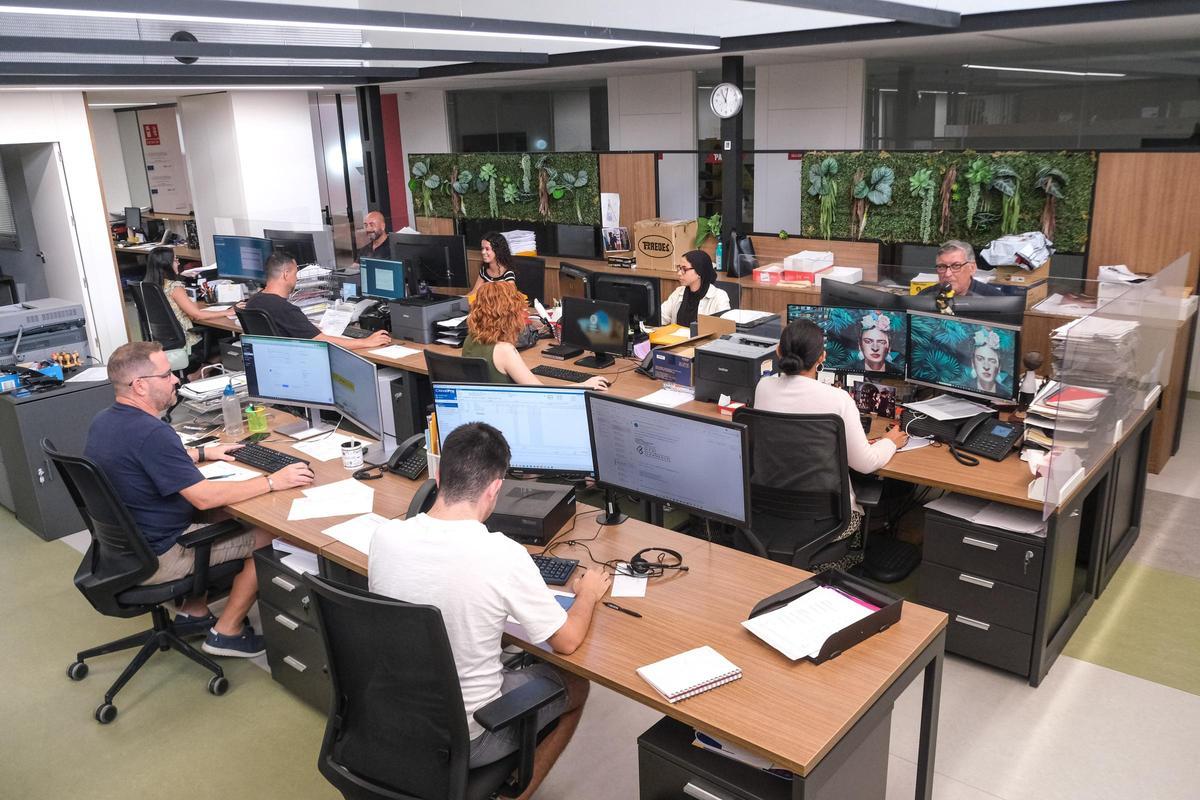 Varios trabajadores en las oficinas de un almacén.