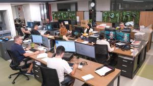 Varios trabajadores en las oficinas de un almacén.