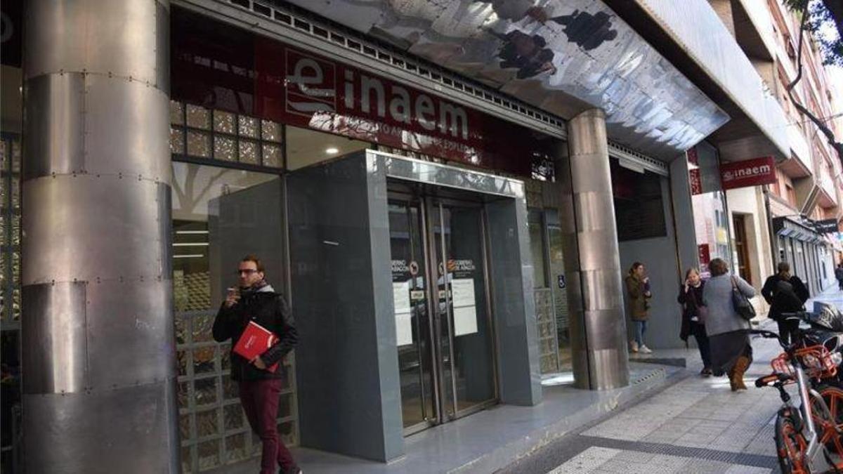 Un grupo de zaragozanos frente a una oficina de empleo.