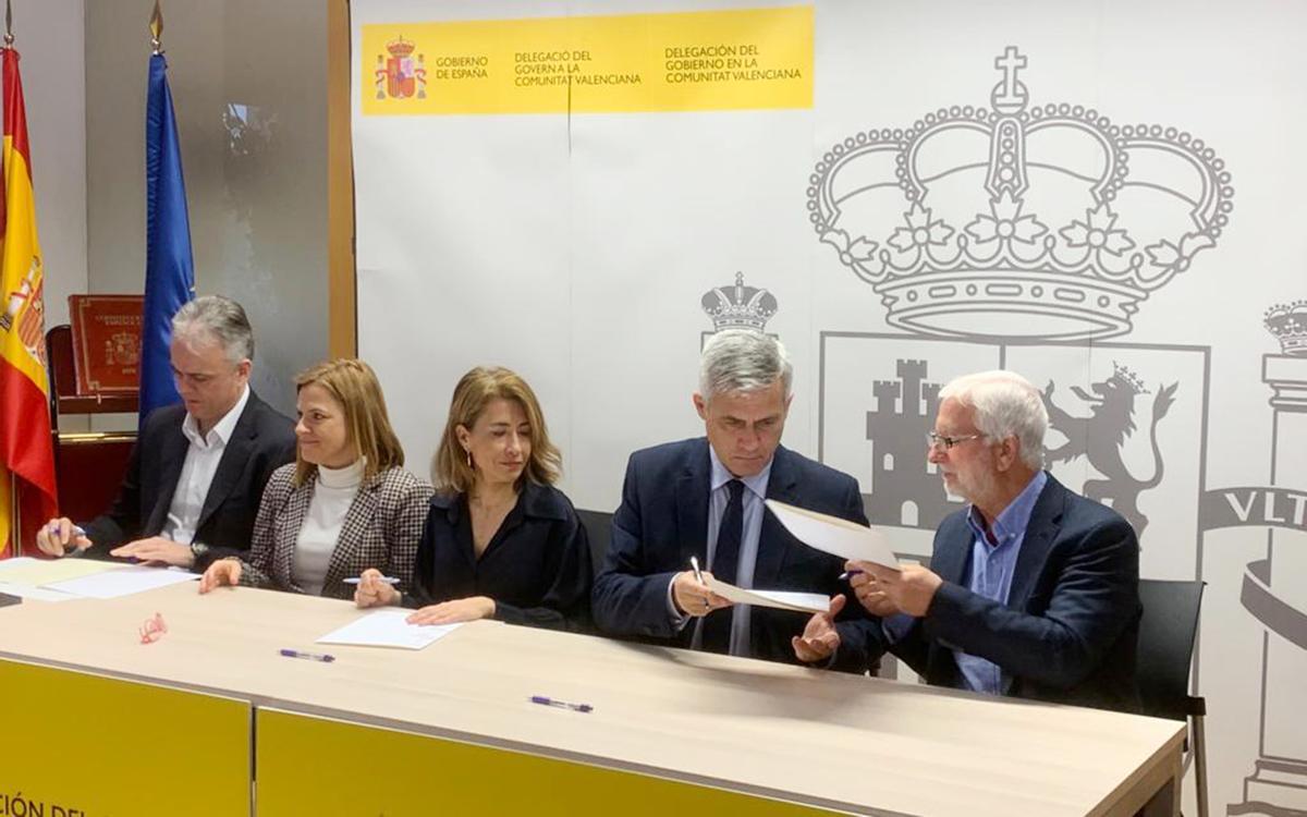 Un momento de la firma del convenio para rehabilitar 24 edificios en Altea.
