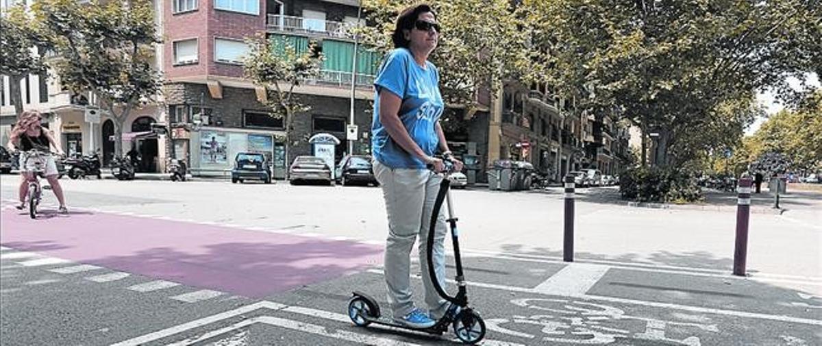 Una mujer circula en un patinete por el paseo de Sant Joan, la semana pasada.