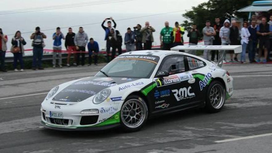 El piloto benidormí Miguel Fuster durante su participación en el Rally de Llanes.