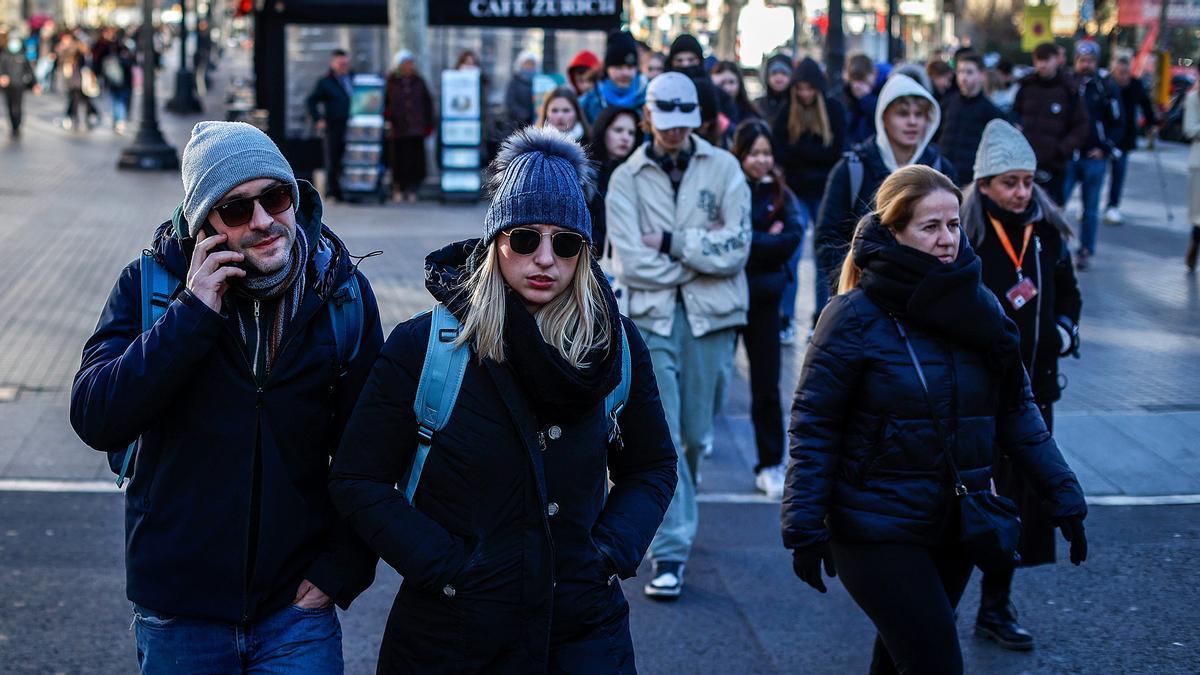 Frio en Barcelona, la gente pasea muy abrigada por el centro