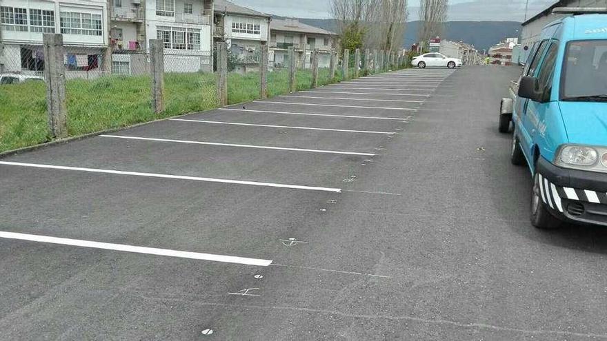 Trabajos de pintado de las plazas de aparcamiento en el campo de fútbol de San Pedro. // Santos Álvarez