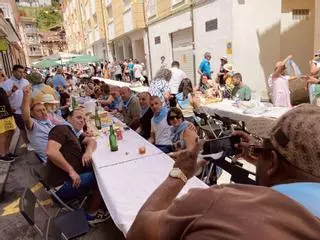 Así discurrió la primera comida en la calle de Cornellana, con medio millar de personas