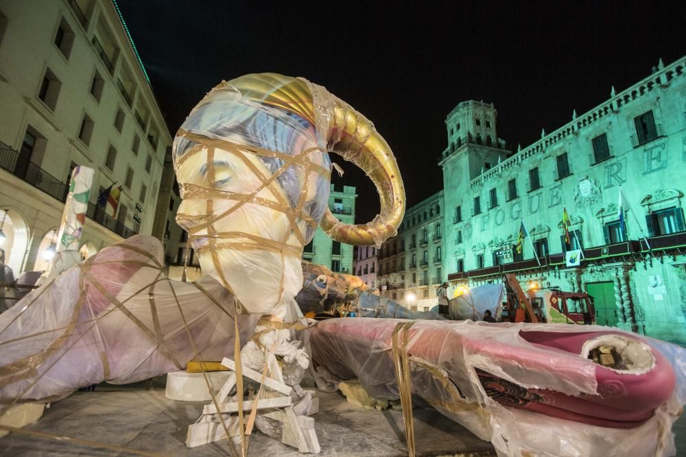 La Hoguera Oficial llega a la plaza del Ayuntamiento para abrir la plantà