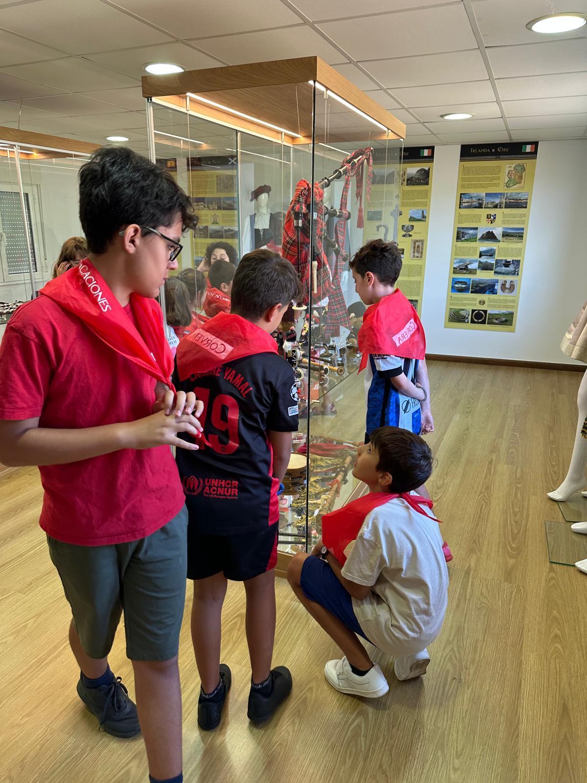 Una visita escolar al Museu de los Países Celtes.