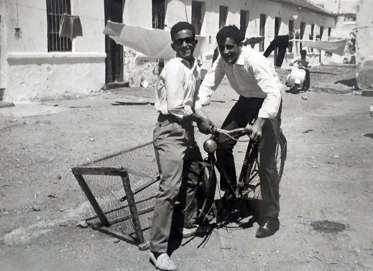 Manuel López (derecha) con su amigo Miguel Montes a los 17 años en la calle Dolores Casini, de Ciudad Jardín.
