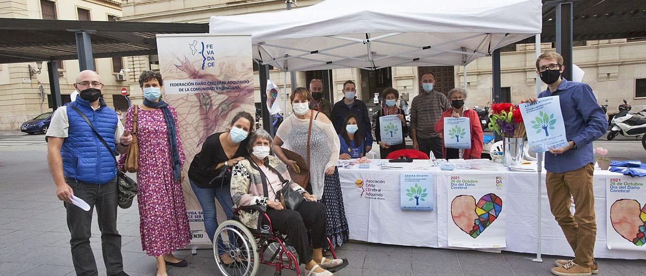 Recogida de firmas en la plaza de la Montañeta para reivindicar la inclusión social y calidad de vida tras sufrir daño cerebral. |