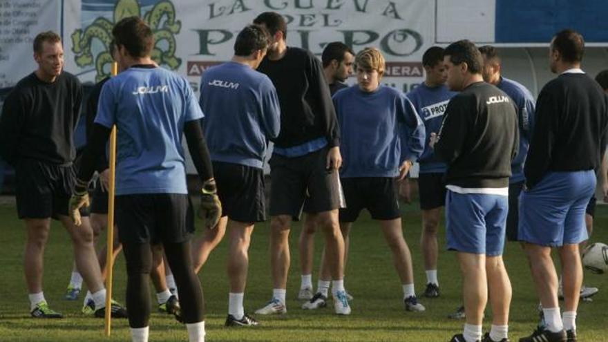 Los jugadores del Avilés, durante un entrenamiento en el Suárez Puerta.