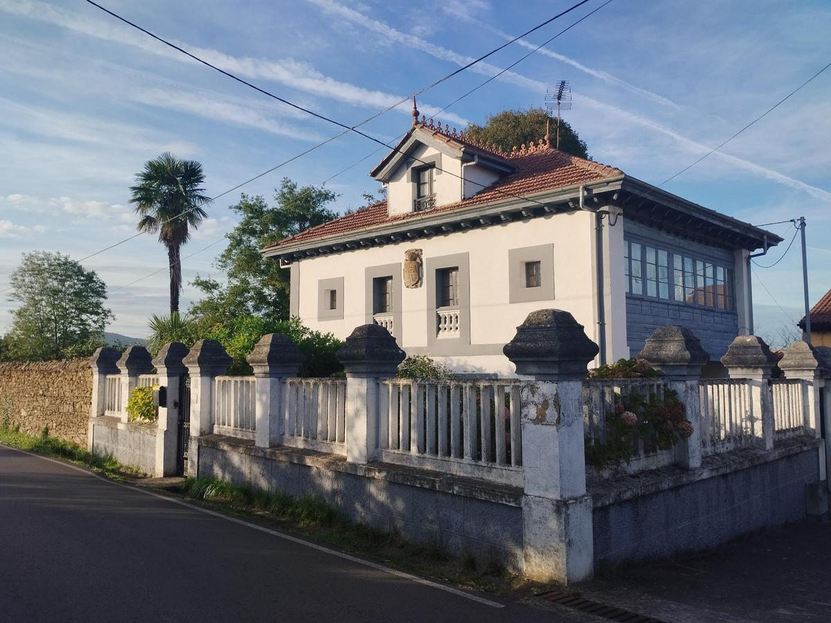 Casa de los Menéndez o del escudo de los tres castillos.