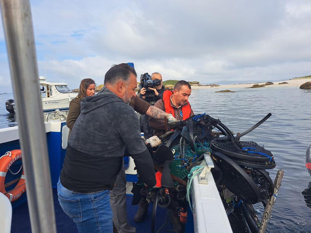 Participantes en la limpieza submarina de los fondos del islote Areoso. Participantes en la limpieza submarina de los fondos del islote Areoso.