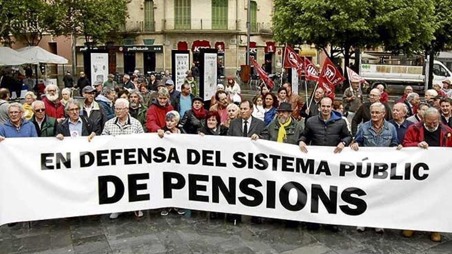 La cabecera de la manifestación lució una pancarta sin emblemas ni logotipos por acuerdo de los convocantes.