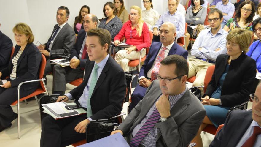 Profesionales asistentes a la jornada organizada por el Colegio de Economistas.