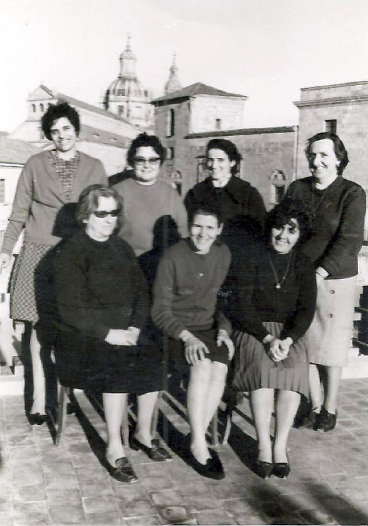 Ascensión Gómez, sentada en el centro con hermanas maristas y detrás, la Catedral de Salamanca.