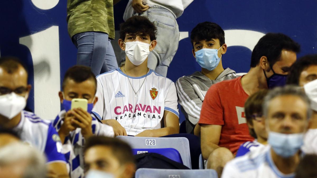 Unos aficionados zaragocistas, en La Romareda durante el partido ante el Cartagena.