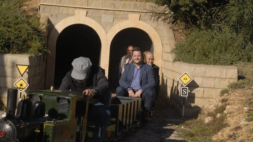 El alcalde de MarratxÃ­, Miquel Cabot, a bordo del trenecito que atraviesa el nuevo parque ferroviario.