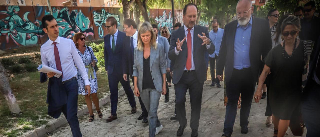 Timmermans conversa con Bascuñana durante el recorrido por los márgenes del río, llenos de barro.