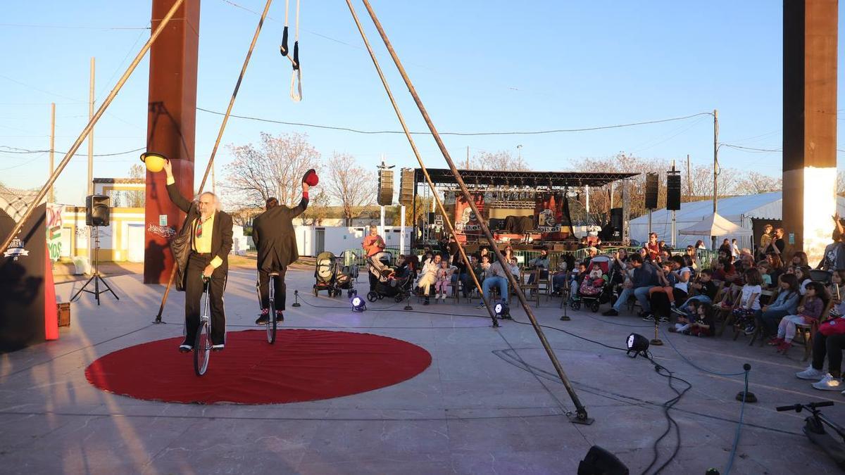 La fiesta se ha abierto con un espectáculo de circo.