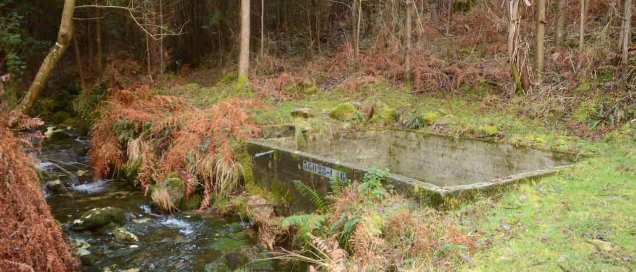 Uno de los pozos del monte de San Tomé del que han sustraído el cierre metálico. |  // NOÉ PARGA