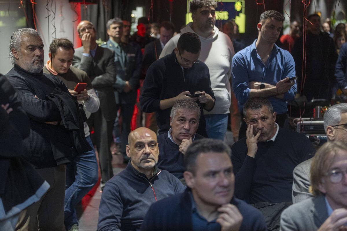 Leyendas del Mallorca como Jovan Stankovic y 'Chichi Soler, siguiendo el acto.