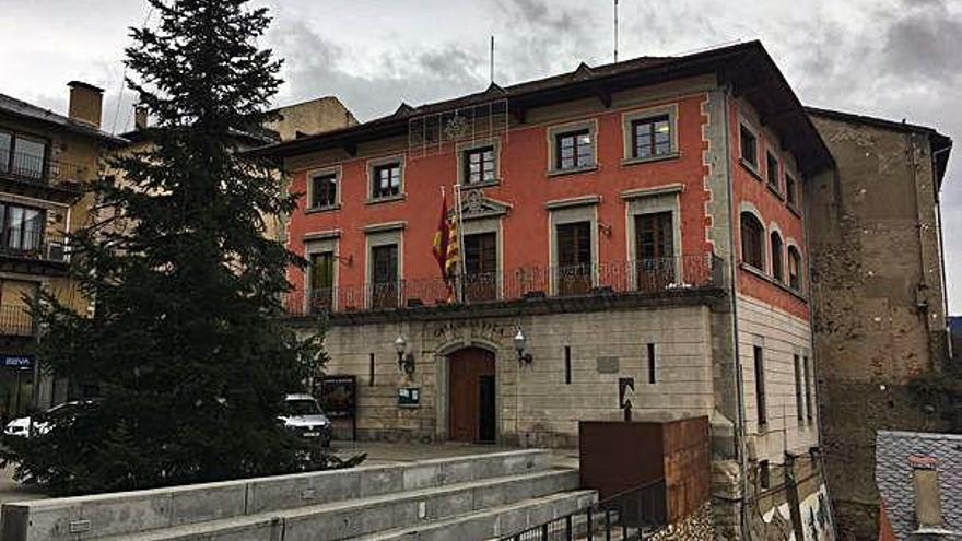 L&#039;edifici de l&#039;ajuntament de Puigcerdà, on les golfes s&#039;aixecaran per guanyar un pis més d&#039;oficines