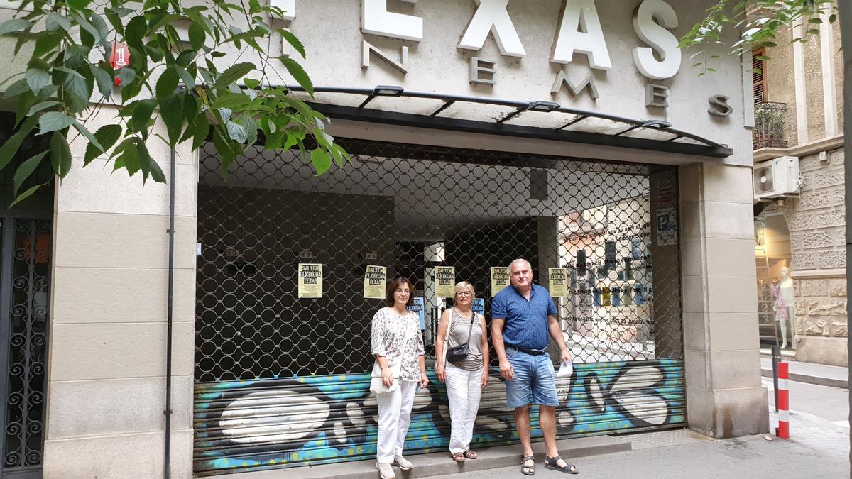 Las representantes de la plataforma Marta Alberti (izquierda) y Anna Baró, junto a Ricard Almazán.