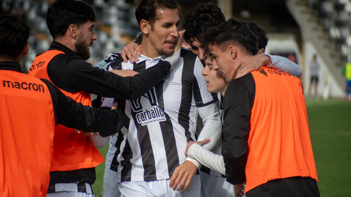 Álex Alegría celebra junto a sus compañeros el primer gol en el encuentro ante el Calamonte.