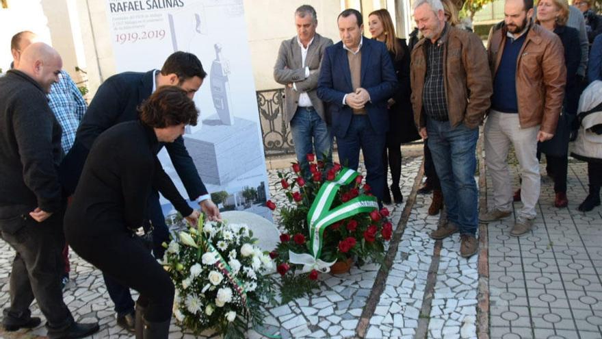 Miembros del PSOE de Málaga colocan una corona de flores en honor a Rafael Salinas.