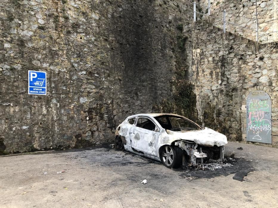 Diversos ferits i dos cotxes cremats en una festa il·legal a la Cellera