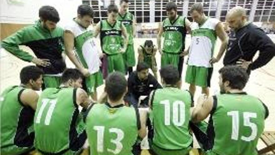 Albert Brea dóna instruccions durant l&#039;últim derbi entre Quart i Salt.