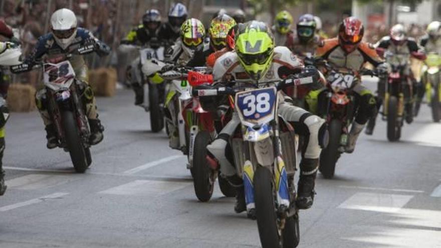 Imagen de la siempre espetacular prueba de Supermotard. A la derecha, arriba, al ganador de las clásicas y debajo Beneyto, ganador en Series, ayer.