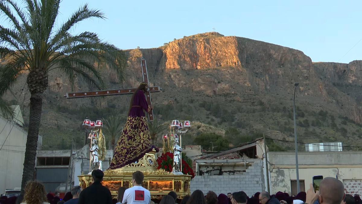 Nuestro Padre Jesús regresa a la calle rodeado de fieles