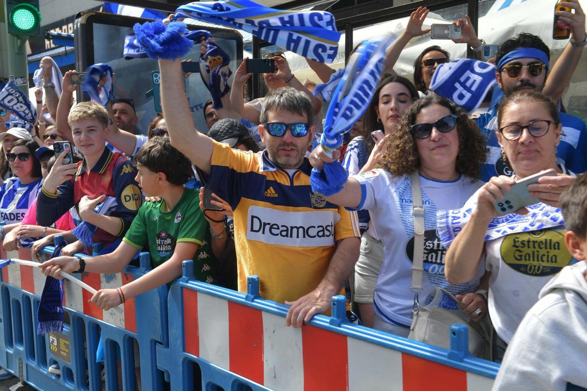 Marcha de la marea blanquiazul y llegada a Riazor