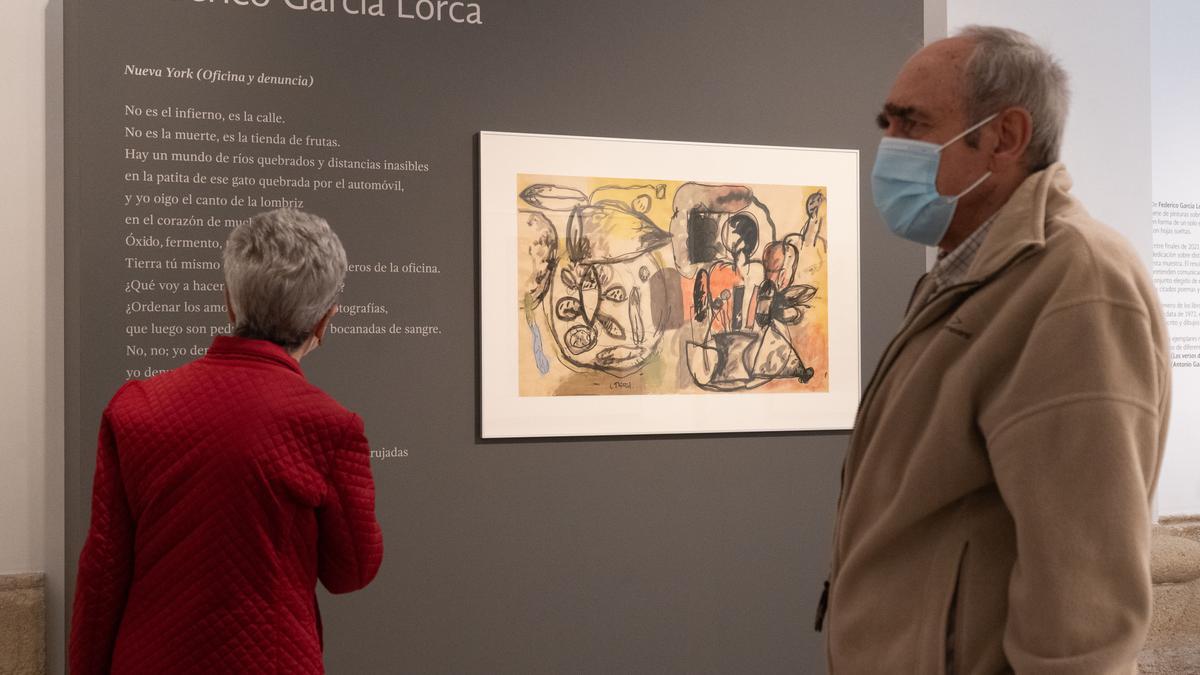Público contempla la obra de Piñel