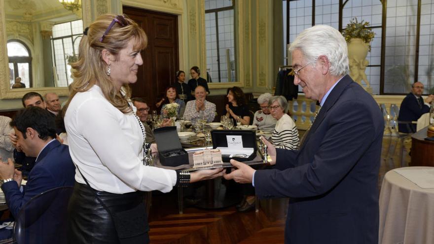 Mónica Galdana entrega los regalos de depedida a Diego Vera