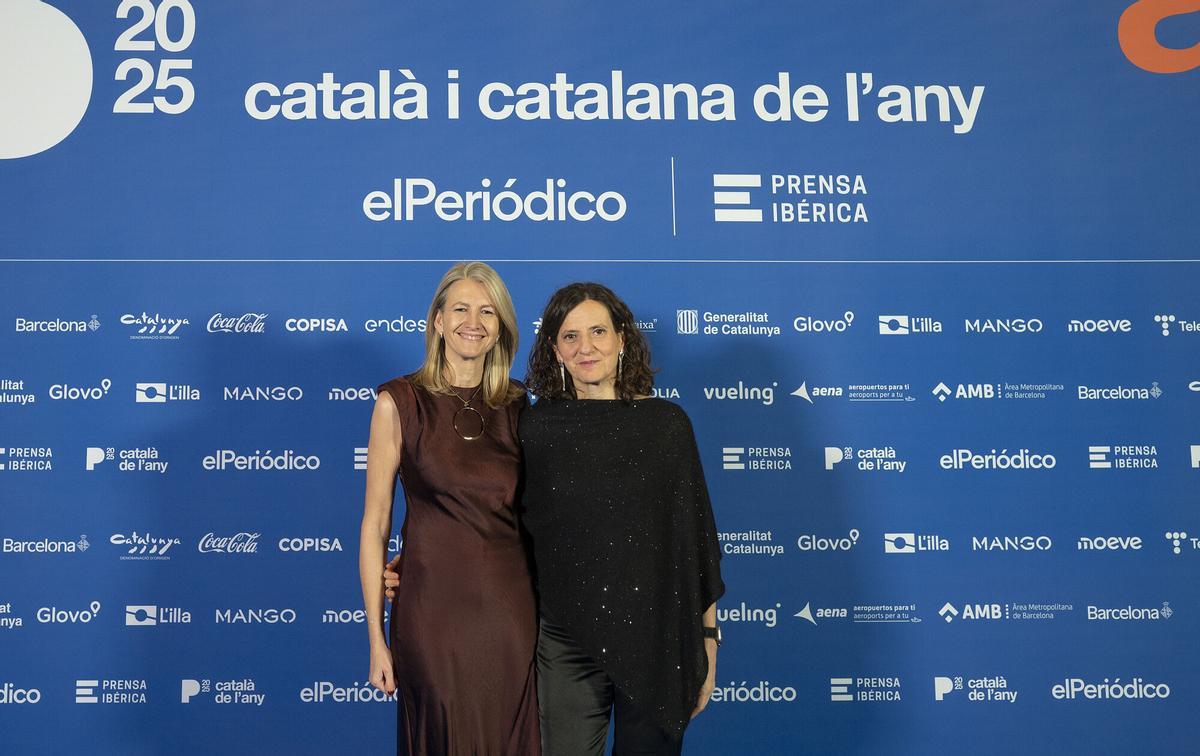 Barcelona. 24.11.2025. Sociedad. Gala del Català de l’any 2025.  De izda. a dcha.,  Carme Poveda, miembro del comité editorial de El Periódico y Gemma Martínez, directora adjunta de El Periódico.  Fotografía de Jordi Cotrina
