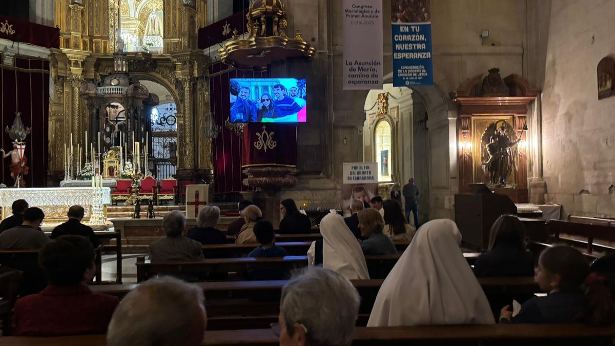 Las religiosas han vivido junto a la comunidad parroquial de la basílica de Santa María en Elche el momento en el que se ha conocido al nuevo papa León XIV