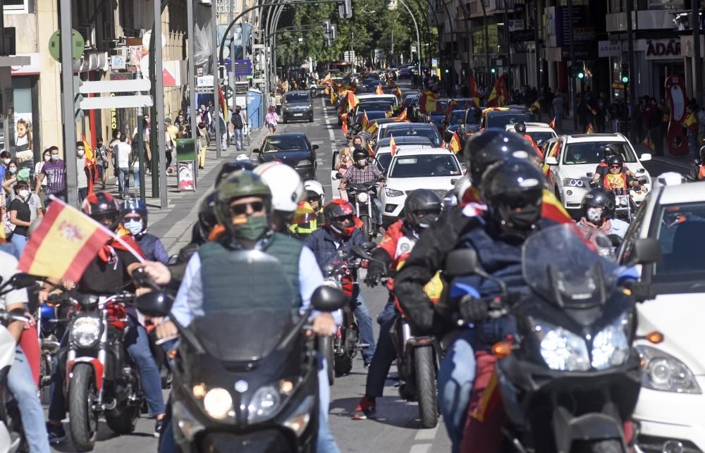 Un millar de coches protestan contra el Gobierno en la manifestación de Vox