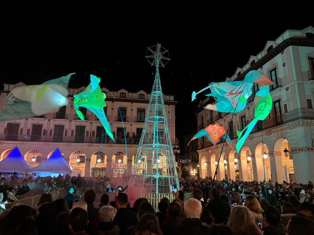 Momento del espectáculo previo al encendido de luces.